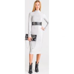 SUKIENKA PATRIZIA PEPE. Szare sukienki damskie Patrizia Pepe, na imprezę, s, z aplikacjami, z materiału, z golfem, bez rękawów, midi. Za 889,00 zł.