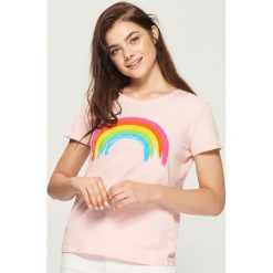 T-shirty damskie: T-shirt z kolorowym nadrukiem – Różowy