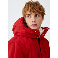 Kurtka wodoodporna z kapturem. Czerwone płaszcze męskie Pull&Bear, m, bez wzorów, z kapturem. Za 139,00 zł.