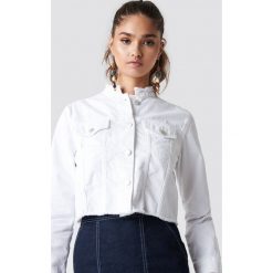 NA-KD Trend Krótka kurtka jeansowa - White. Białe kurtki damskie jeansowe marki NA-KD Trend, z nadrukiem, z okrągłym kołnierzem. Za 202,95 zł.