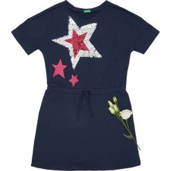Sukienka w kolorze granatowym. Niebieskie sukienki niemowlęce Benetton Kids, bez wzorów, bez rękawów, midi, rozkloszowane. W wyprzedaży za 62,95 zł.