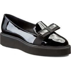 Półbuty SOLO FEMME - 28304-01-B48/000-03-00 Cza. Czarne półbuty damskie Solo Femme, bez wzorów, ze skóry, bez obcasa, na koturnie, bez zapięcia. W wyprzedaży za 219,00 zł.