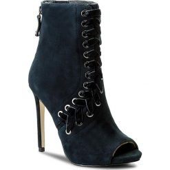 Botki GUESS - Actione FLATO3 SUE09 NAVY. Niebieskie buty zimowe damskie marki Guess, ze skóry ekologicznej. W wyprzedaży za 459,00 zł.