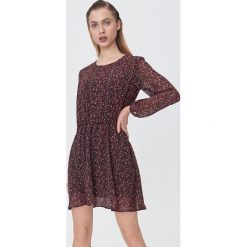 Sukienka w kwiaty - Czerwony. Czerwone sukienki damskie Sinsay, s, w kwiaty, bez kołnierzyka, bez rękawów. W wyprzedaży za 44,99 zł.