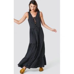 Trendyol Sukienka maxi w kropki - Black. Czarne sukienki damskie marki Trendyol, bez wzorów, bez kołnierzyka, bez rękawów, maxi. W wyprzedaży za 73,17 zł.