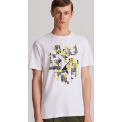 T-shirt z geometrycznym nadrukiem - Biały. Białe t-shirty męskie Reserved, xl, z nadrukiem, bez kołnierzyka. Za 49,99 zł.