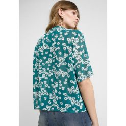 Samsøe & Samsøe JOANNA Bluzka daisy. Zielone bluzki damskie marki Samsøe & Samsøe, xl, bez wzorów, z poliesteru, bez kołnierzyka, bez rękawów. Za 369,00 zł.