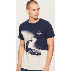 T-shirty męskie: T-shirt z surferskim motywem - Granatowy
