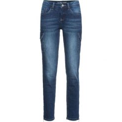 Dżinsy bojówki bonprix ciemny denim. Niebieskie jeansy damskie bonprix. Za 99,99 zł.