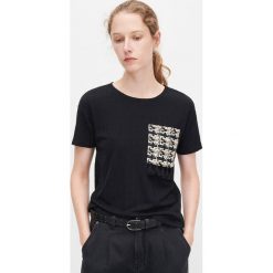 T-shirt z ozdobną kieszenią -. T-shirty damskie Reserved, s, bez wzorów, bez kołnierzyka. Za 59,99 zł.