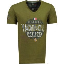 Koszulka "Jstorm" w kolorze khaki. Brązowe koszulki męskie Geographical Norway Men, m, z nadrukiem, z bawełny, bez kołnierzyka, bez rękawów. W wyprzedaży za 64,95 zł.