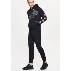 Bluza z nadrukiem - Czarny. Czarne bluzy damskie Cropp, s, z nadrukiem, bez kołnierzyka, bez rękawów, bez kaptura. Za 129,99 zł.