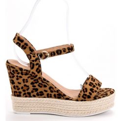 Ideal Shoes brązowe Stylowe Sandałki Na Koturnie. Pomarańczowe sandały damskie Ideal Shoes, bez wzorów, eleganckie, bez obcasa, na koturnie, bez zapięcia. W wyprzedaży za 89,00 zł.