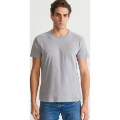 Gładki T-shirt - Jasny szar. Szare t-shirty męskie Reserved, xl, bez wzorów, bez kołnierzyka. Za 19,99 zł.