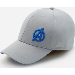Czapka z daszkiem z logo Avengers - Jasny szary. Szare czapki męskie Reserved, z motywem z bajki. Za 34,99 zł.