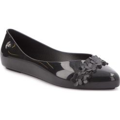 Baleriny ZAXY - Chic Fem 82297 Czarny 50895 AA285095 02966. Czarne baleriny damskie Zaxy, bez wzorów, z tworzywa sztucznego, klasyczne, bez obcasa, na płaskiej podeszwie. W wyprzedaży za 149,00 zł.