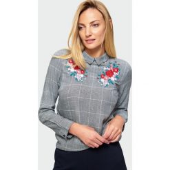 Elegancka bluzka w kratę z haftem - 44. Bluzki damskie e-margeritka.pl, uniwersalny, z haftami, z wiskozy, eleganckie, bez kołnierzyka, bez rękawów, długie. Za 59,99 zł.