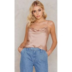 Josefin Ekström for NA-KD Top z lejącym dekoltem - Pink. Różowe topy damskie Josefin Ekström for NA-KD, m, bez wzorów, z wiskozy, bez kołnierzyka. Za 121,95 zł.