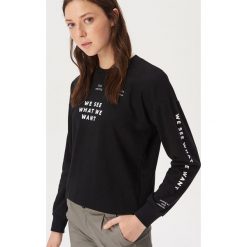 Bluza z napisami - Czarny. Czarne bluzy damskie Sinsay, s, z napisami, bez rękawów, bez kaptura. Za 39,99 zł.