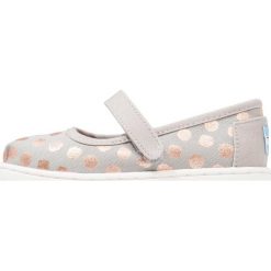 TOMS Baleriny z zapięciem grey/rose gold. Szare baleriny damskie Toms, z tworzywa sztucznego. W wyprzedaży za 127,20 zł.