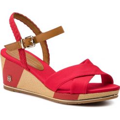 Sandały TOMMY HILFIGER - Printed Mid Wedge Sandal FW0FW03933 Tango Red 611. Czerwone klapki damskie TOMMY HILFIGER, bez wzorów, ze skóry, bez obcasa, na obcasie. W wyprzedaży za 349,00 zł.