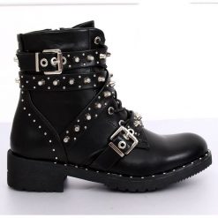 Botki z ćwiekami czarne NC830 Black. Czarne botki damskie ButyModne, ze skóry ekologicznej, bez obcasa, z paskami. W wyprzedaży za 199,00 zł.