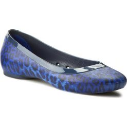 Baleriny CROCS - Lina Shiny Flat 203406 Navy/Navy. Niebieskie baleriny damskie Crocs, z materiału. W wyprzedaży za 159,00 zł.