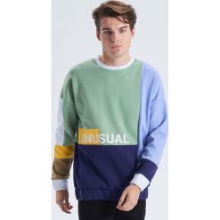 Wielobarwna bluza - Biały. Białe bluzy męskie Cropp, s, bez wzorów, bez kołnierzyka, bez rękawów, bez kaptura. W wyprzedaży za 49,99 zł.