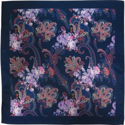 Granatowa poszetka w niebiesko-fioletowy wzór floral E226. Niebieskie poszetki męskie Modini Moda Męska, bez wzorów, casualowe. Za 29,70 zł.