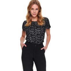 Damski printowany t-shirt. Czarne t-shirty damskie Top Secret, z nadrukiem, klasyczne, z klasycznym kołnierzykiem. Za 49,99 zł.