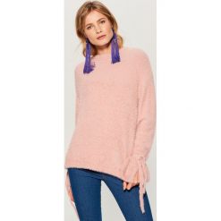 Sweter z wiązaniami na rękawach - Różowy. Czerwone swetry klasyczne damskie Mohito, l. Za 129,99 zł.