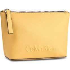 Kosmetyczka CALVIN KLEIN BLACK LABEL - Edge Cosmetic Pouch K60K603938 703. Żółte kosmetyczki męskie marki Calvin Klein Black Label. Za 179,00 zł.