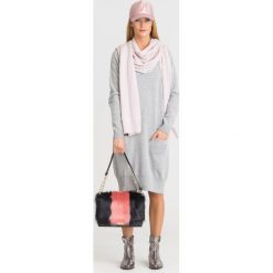 SZARA SUKIENKA EMPORIO ARMANI. Szare sukienki damskie Emporio Armani, na imprezę, xs, z haftami, bez kołnierzyka, z długim rękawem, długie, mini. Za 599,50 zł.