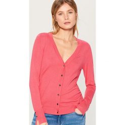 Dopasowany sweter z zapięciem na guziki - Różowy. Różowe swetry rozpinane damskie marki Mohito, s. Za 59,99 zł.