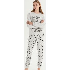 Piżama Mickey Mouse - Jasny szar. Szare piżamy damskie marki Sinsay, l, z motywem z bajki. Za 79,99 zł.