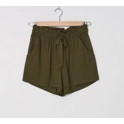 Szorty paperbag - Khaki. Brązowe szorty damskie House, s, bez wzorów. W wyprzedaży za 39,99 zł.