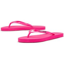 CALVIN KLEIN FF SANDALS > KW0KW01032-TZ7. Klapki damskie Calvin Klein, bez wzorów, z materiału, bez obcasa. W wyprzedaży za 129,99 zł.