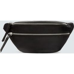 Torebka nerka z dwoma suwakami. Nerki damskie Pull&Bear, bez wzorów, bez dodatków. Za 69,90 zł.