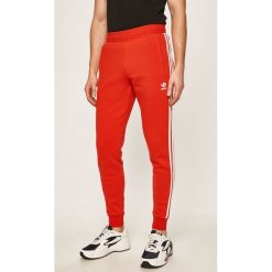 Adidas Originals - Spodnie. Czerwone spodnie męskie adidas Originals, na co dzień, s, bez wzorów, z elastanu, sportowe. Za 249,90 zł.