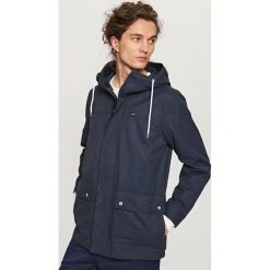 Parka z kontrastowymi detalami - Granatowy. Niebieskie parki męskie Reserved, m. W wyprzedaży za 139,99 zł.