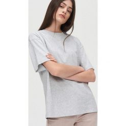 Gładka koszulka oversize - Jasny szary. Szare koszulki damskie Cropp, s, bez wzorów, bez kołnierzyka, bez rękawów. Za 25,99 zł.