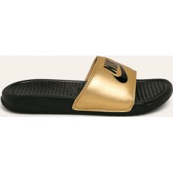 Nike Sportswear - Klapki. Fioletowe klapki damskie Nike Sportswear, bez wzorów, z materiału, bez obcasa, na obcasie. Za 119,90 zł.