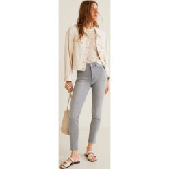 Mango - Jeansy Noa. Szare jeansy damskie Mango, z podwyższonym stanem. W wyprzedaży za 69,90 zł.