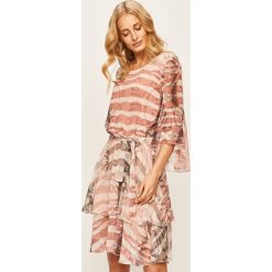 Trussardi Jeans - Sukienka. Różowe sukienki damskie Trussardi Jeans, bez wzorów, z poliesteru, z okrągłym kołnierzem, bez rękawów, mini, rozkloszowane. Za 1069,00 zł.