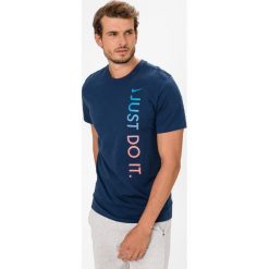 Nike Sportswear Koszulka Niebieski. Niebieskie podkoszulki męskie Nike, l, z nadrukiem, z bawełny, bez kołnierzyka, z krótkim rękawem, krótkie. Za 85,95 zł.