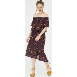 Spódnica z rozcięciem i afrykańskim nadrukiem. Czarne spódniczki damskie marki Pull&Bear, z nadrukiem. Za 62,90 zł.