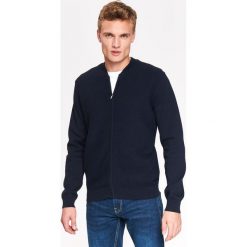 KARDIGAN MĘSKI TYPU BOMBER Z GRUBEJ DZIANINY W PRĄŻEK. Niebieskie kardigany damskie marki Top Secret, na zimę, xxl, w prążki, z dzianiny, eleganckie, z okrągłym kołnierzem. W wyprzedaży za 59,99 zł.