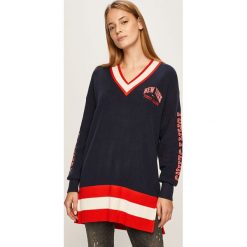 Tommy Jeans - Sweter. Niebieskie swetry damskie Tommy Jeans, s, z aplikacjami, z bawełny, bez rękawów, bez kaptura. W wyprzedaży za 359,90 zł.