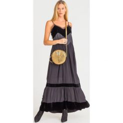 SUKIENKA TWINSET. Czarne sukienki damskie Twinset, na co dzień, w koronkowe wzory, z tkaniny, z włoskim kołnierzykiem, bez rękawów, maxi, proste. Za 549,50 zł.