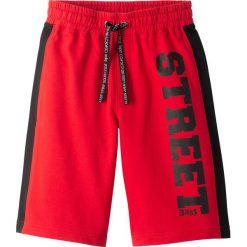 Bermudy dresowe bonprix czerwony z nadrukiem. Czerwone dresy chłopięce bonprix, z nadrukiem, z dresówki. Za 32,99 zł.
